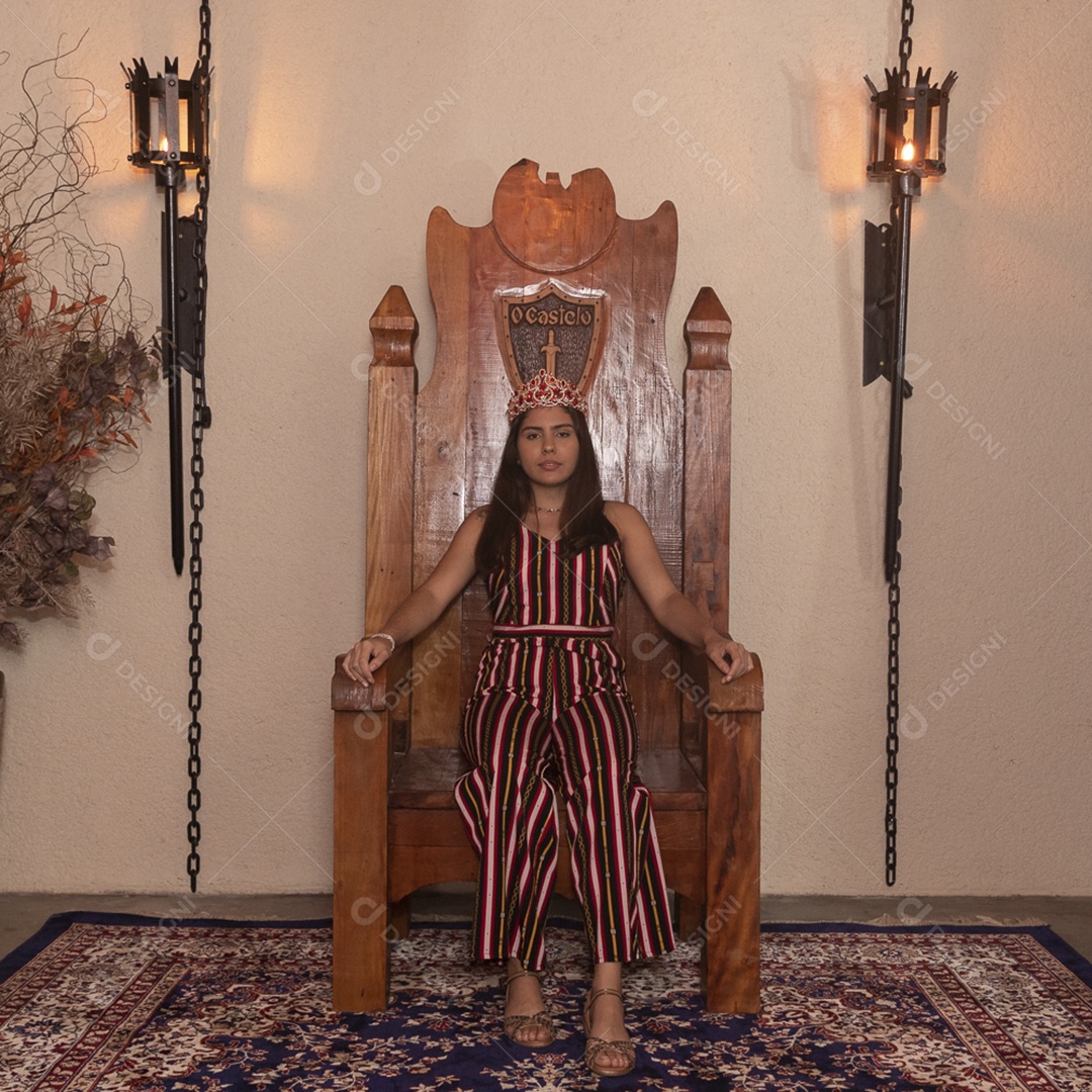 Linda mulher jovem garota pousando para lindos retratos