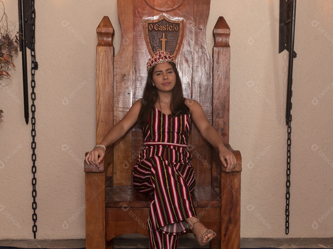 Linda mulher jovem garota pousando para lindos retratos