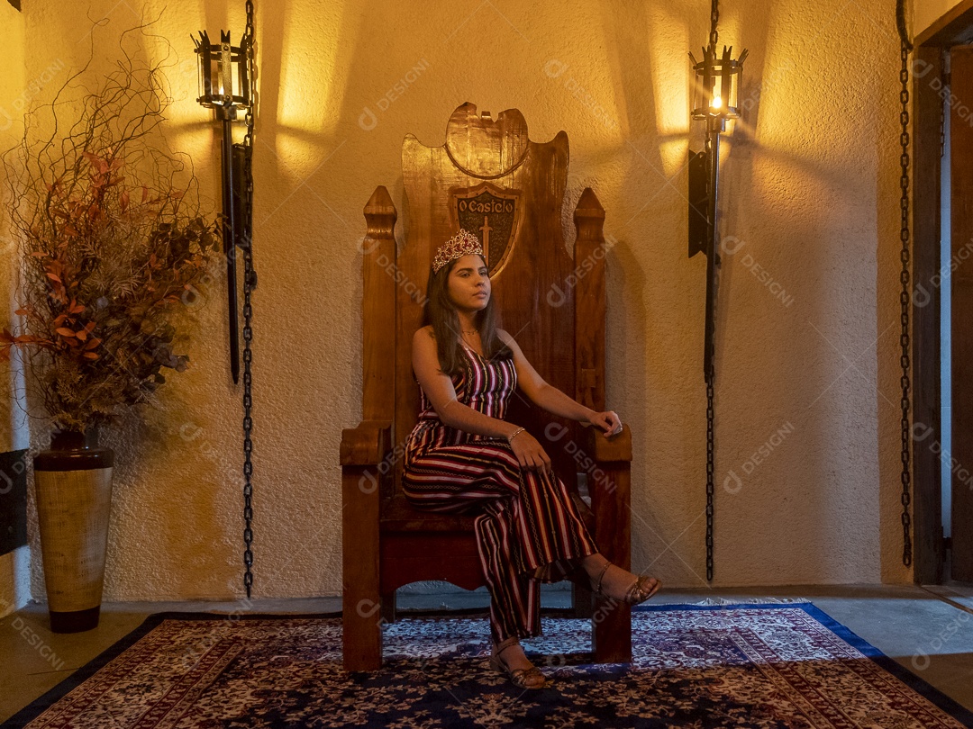 Linda mulher jovem garota pousando para lindos retratos