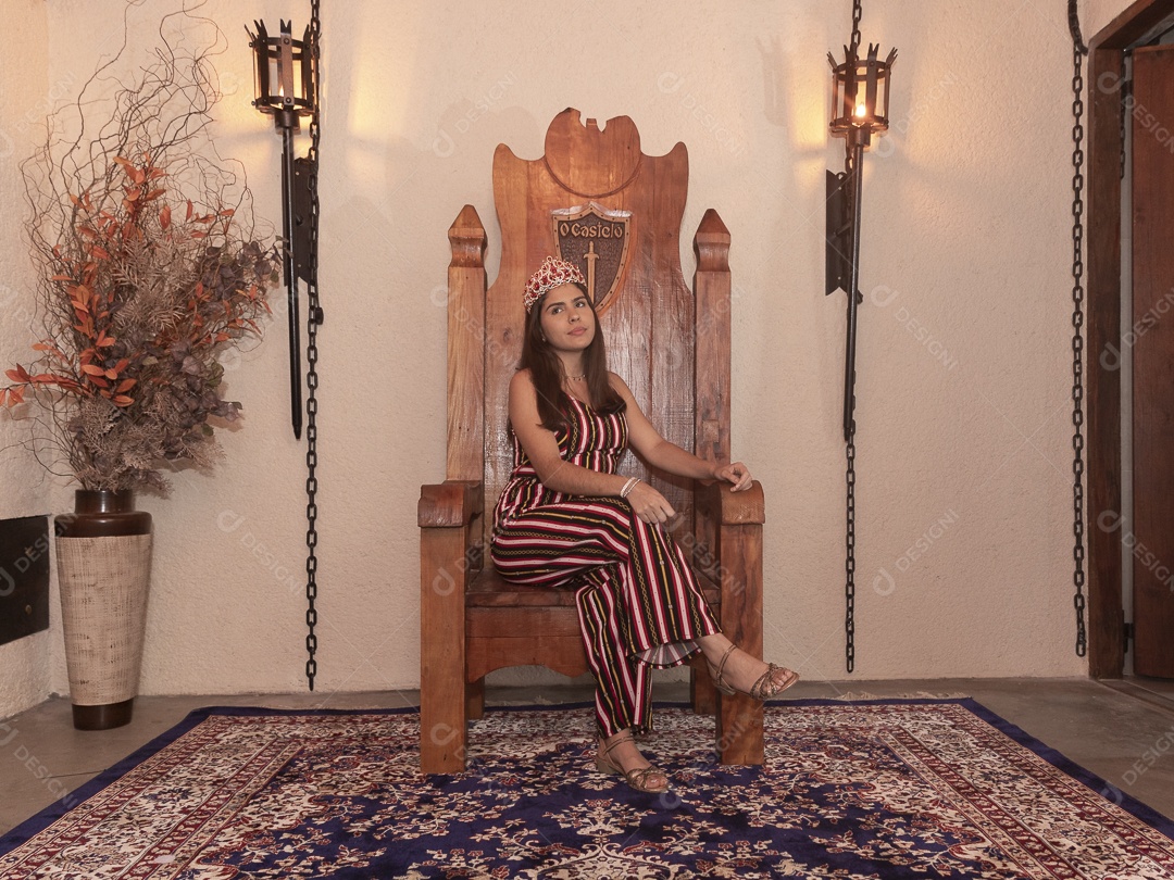 Linda mulher jovem garota pousando para lindos retratos