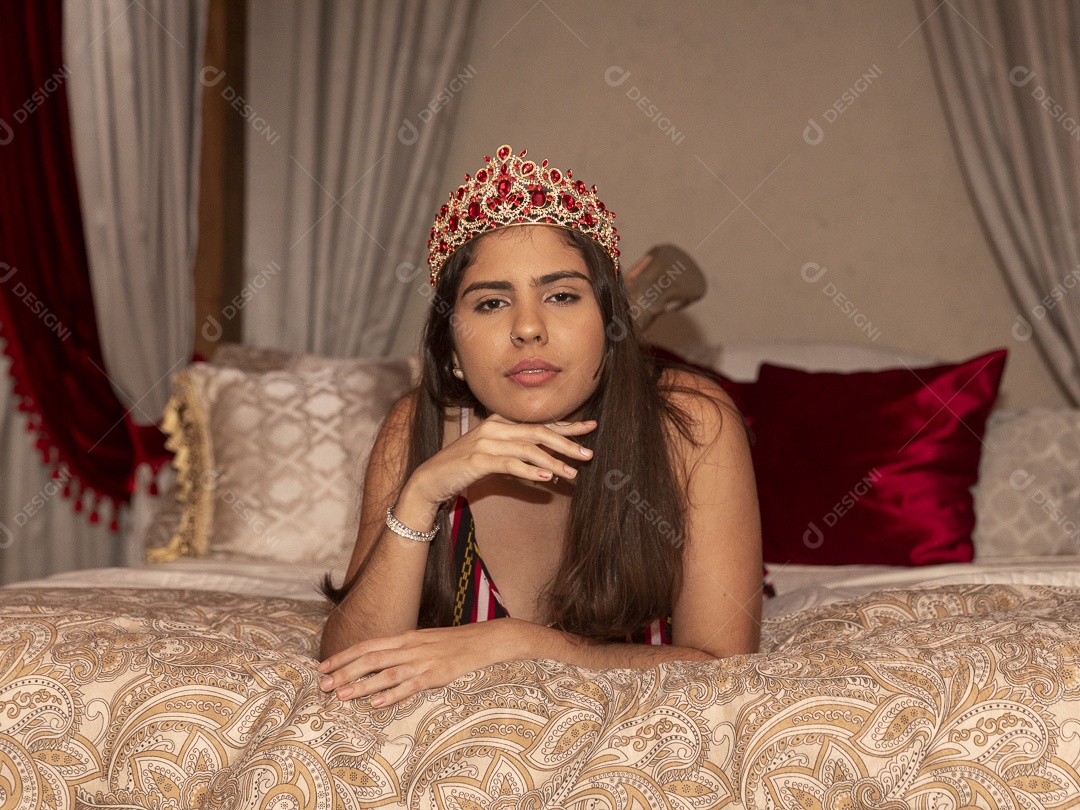 Linda mulher jovem garota pousando para lindos retratos