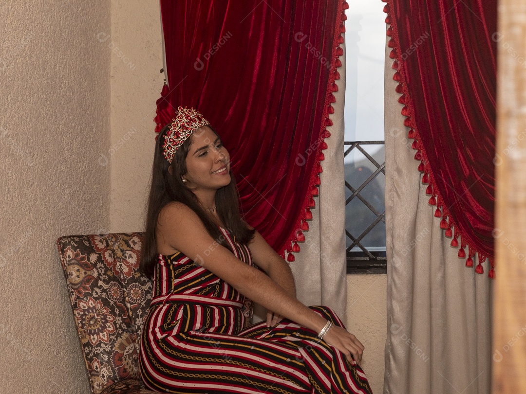 Linda mulher jovem garota pousando para lindos retratos