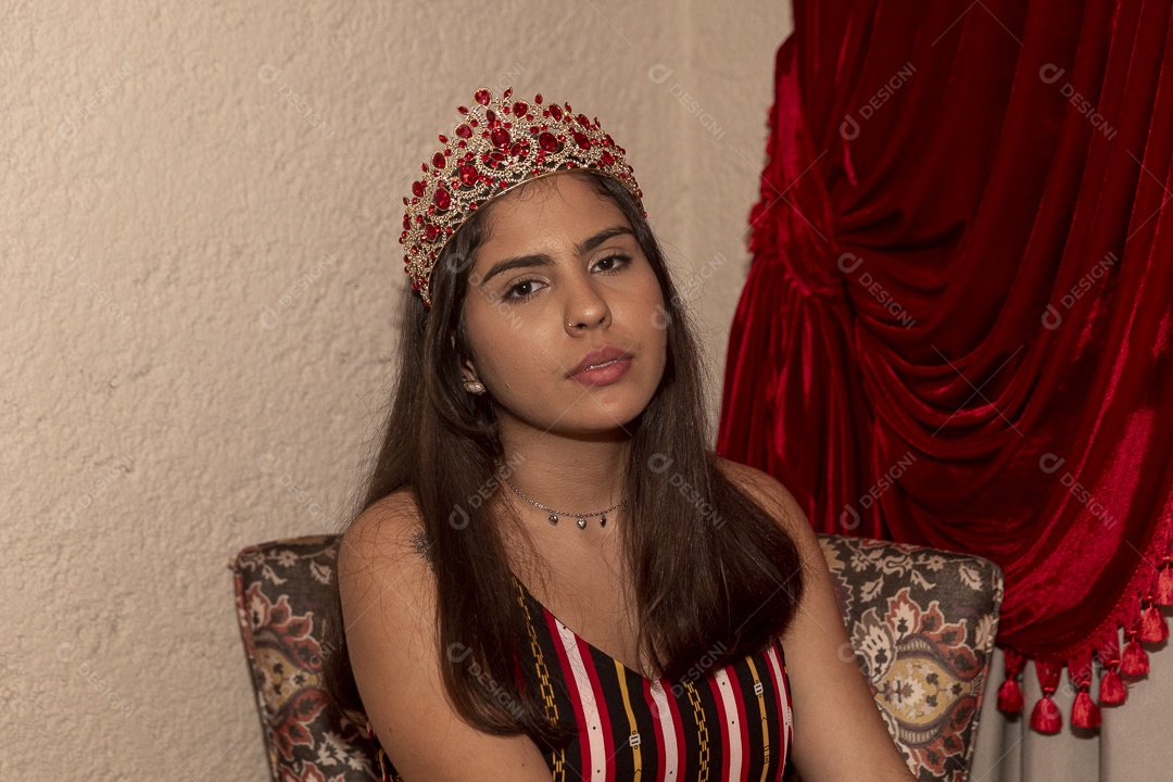 Linda mulher jovem garota pousando para lindos retratos