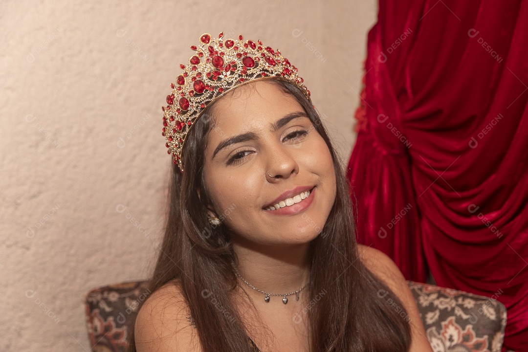 Linda mulher jovem garota pousando para lindos retratos