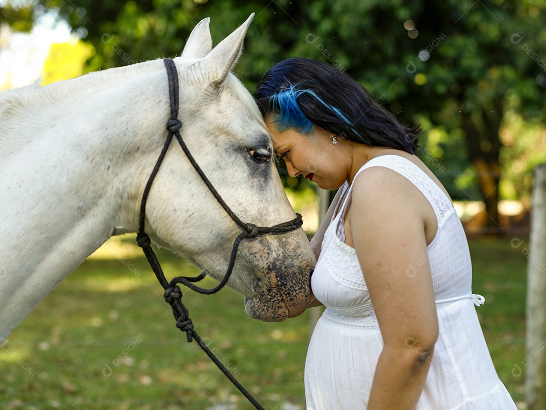 Linda mulher gravida jovem ao lado de seu cavalo fazenda