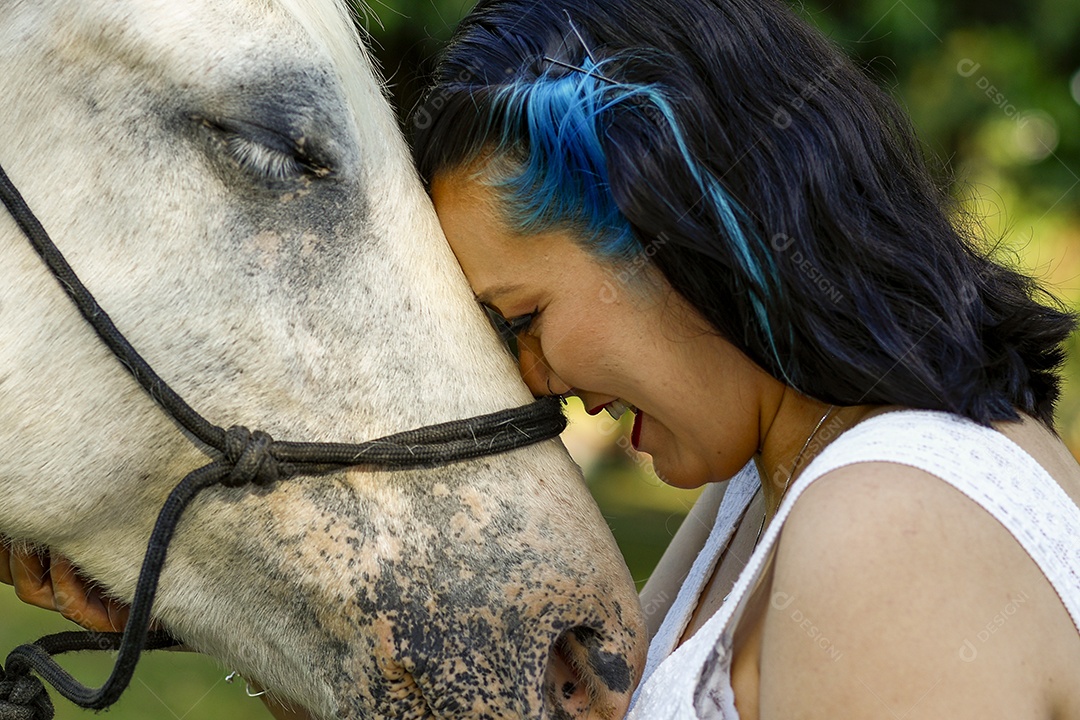 Linda mulher gravida jovem ao lado de seu cavalo fazenda