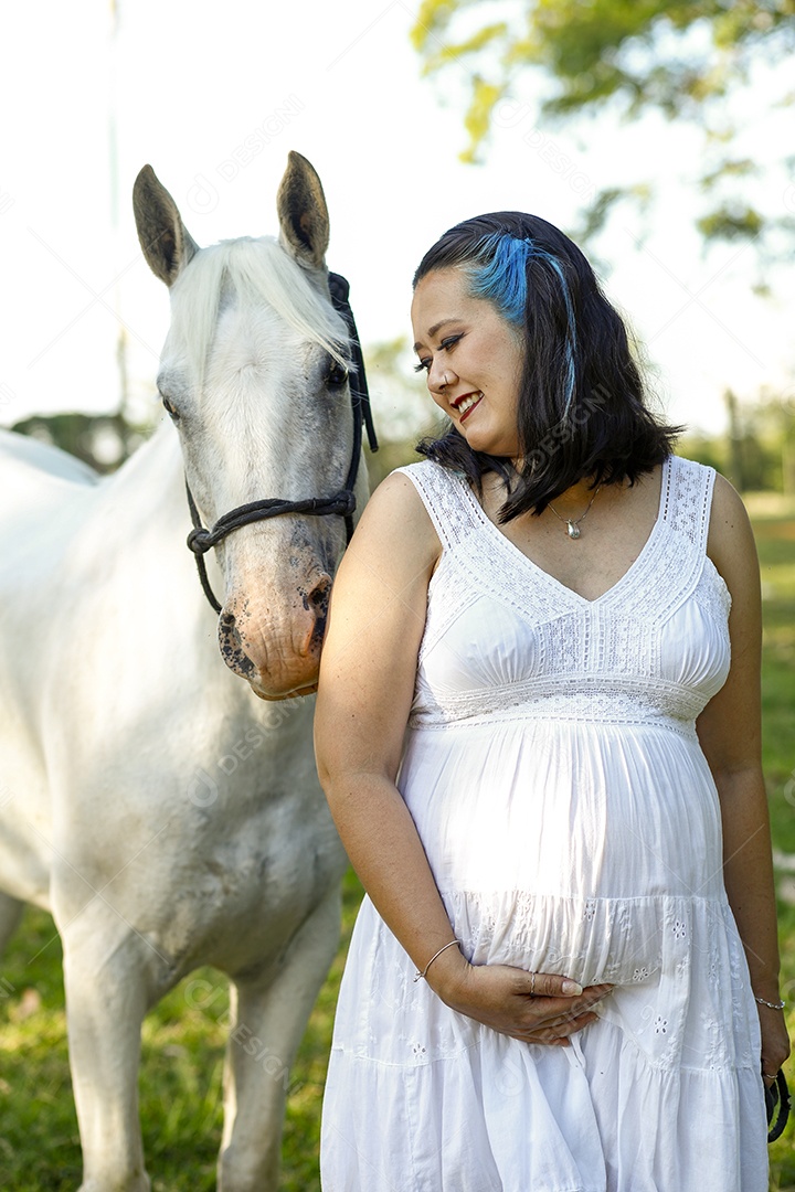 Linda mulher gravida jovem ao lado de seu cavalo fazenda