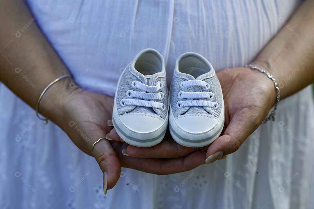 Linda mulher jovem garota gravida feliz e sorridente