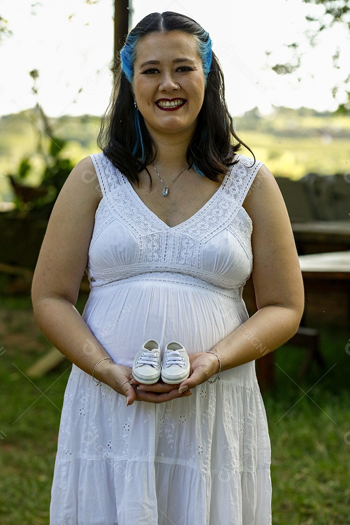 Linda mulher jovem garota gravida feliz e sorridente