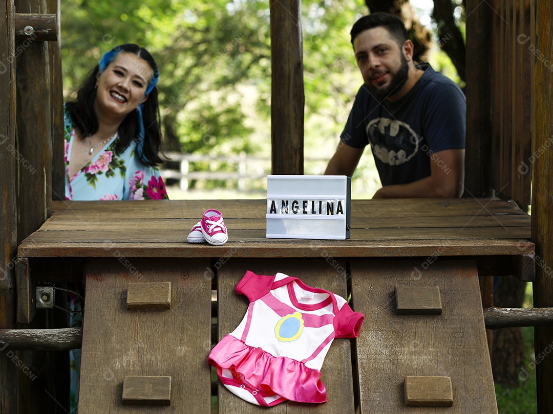 Homem com ao lado de sua esposa gravida ao lado de cavalo sobre uma fazenda