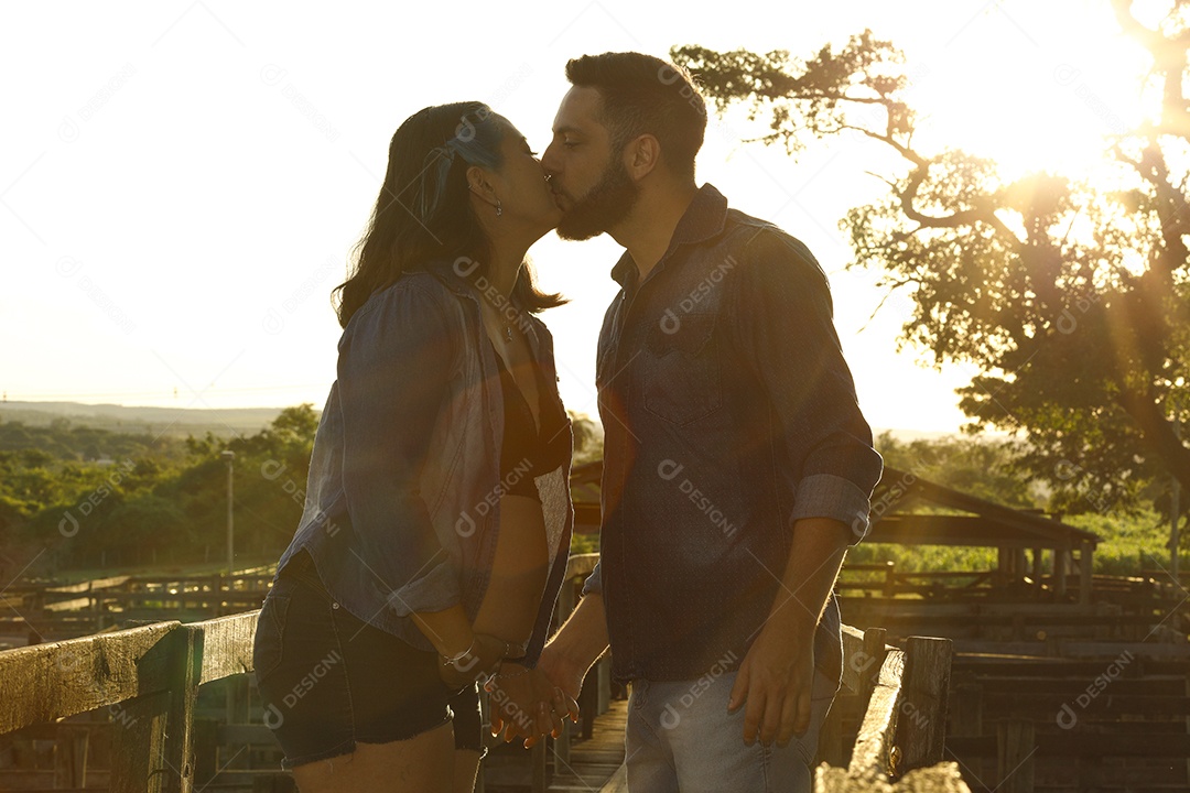 Homem com ao lado de sua esposa gravida sobre um lindo lugar paisagem