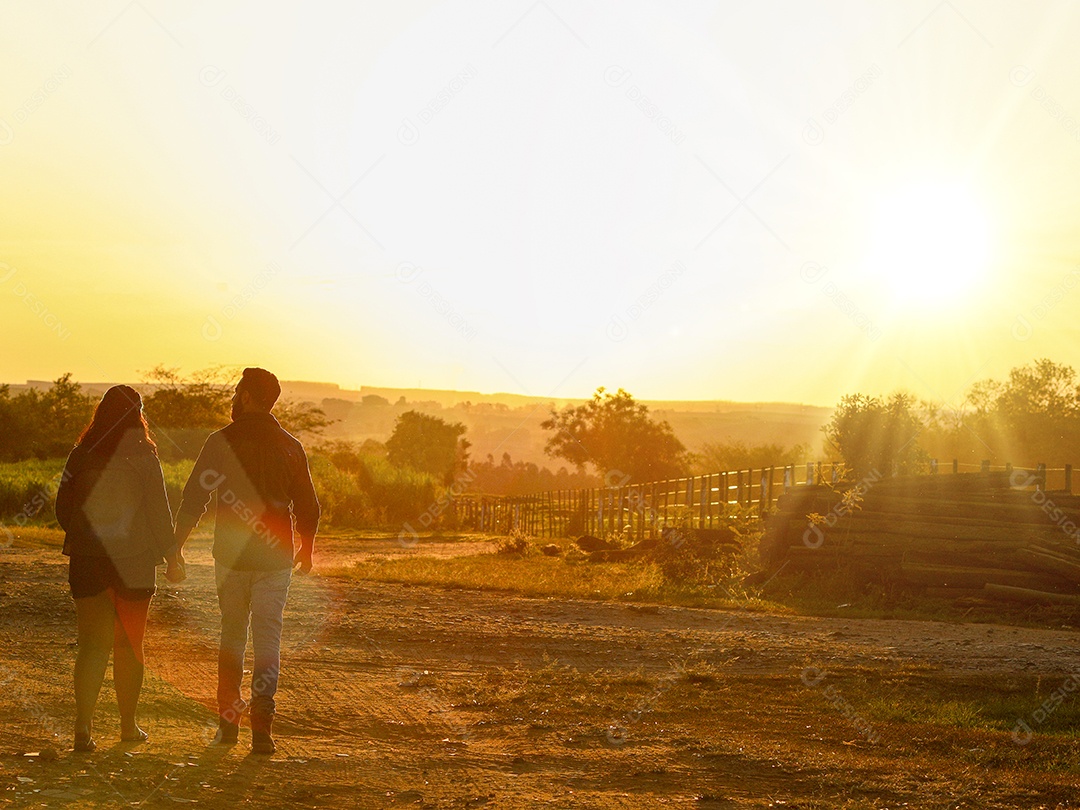 Homem com ao lado de sua esposa gravida sobre um lindo lugar paisagem