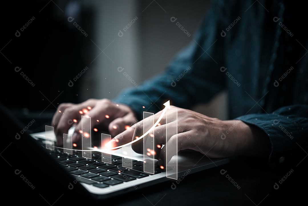 Empresário usando computador portátil com gráfico. investimento empresarial e conceito financeiro de crescimento econômico