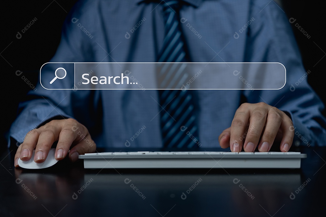 Pesquisa de dados Conceito de informação de tecnologia as mãos do homem estão usando uma tela de página de pesquisa digital de teclado de computador