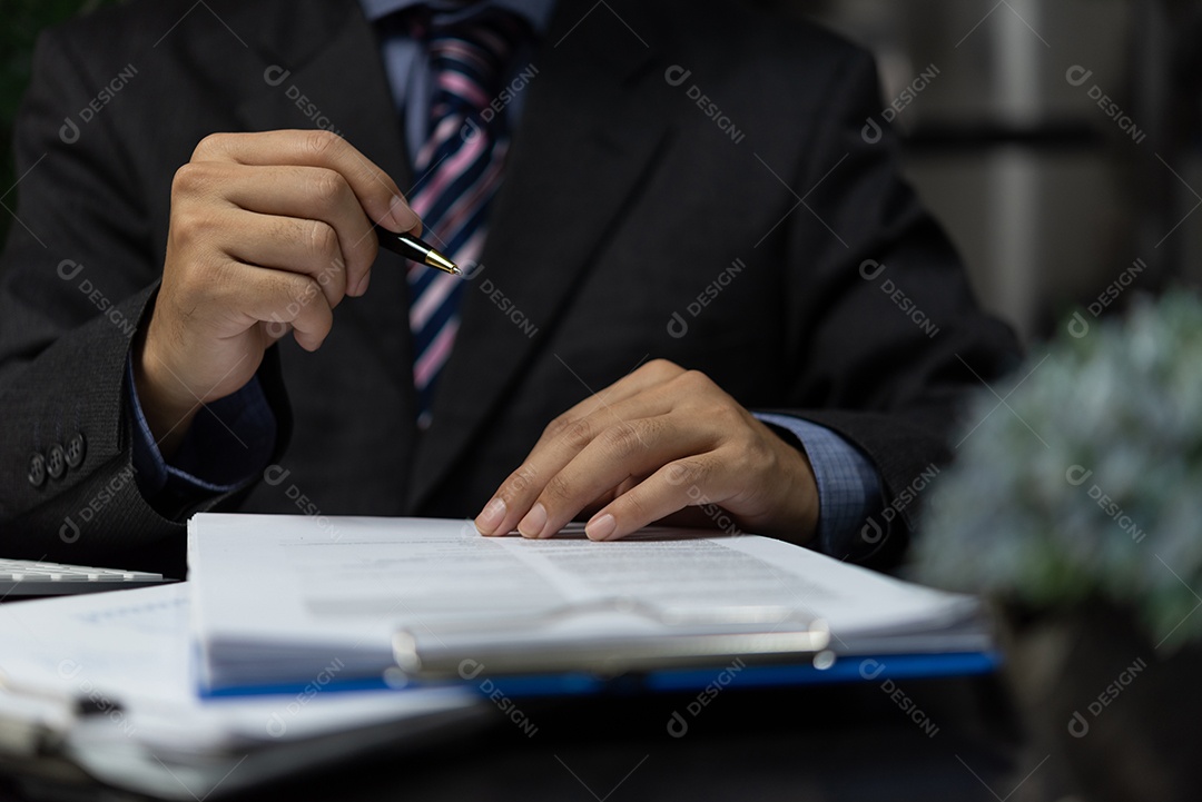 Empresário assinando contrato acordo de parceria e papel de preenchimento manual