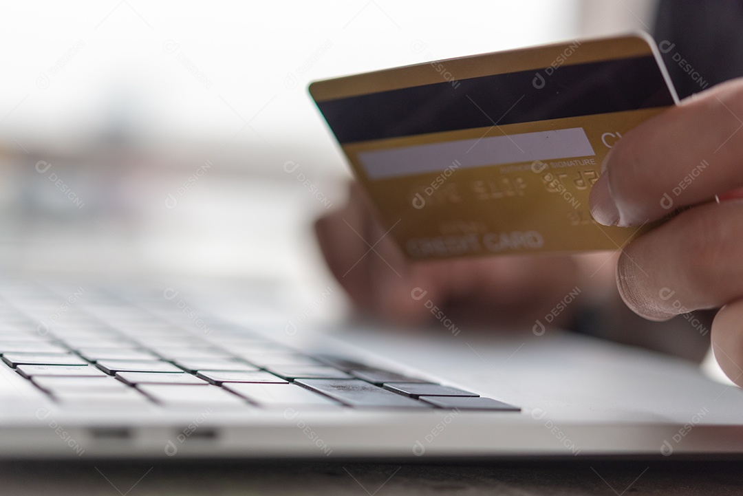 Empresário usando cartão de crédito e laptop para fazer login no banco de internet Compras online comércio eletrônico