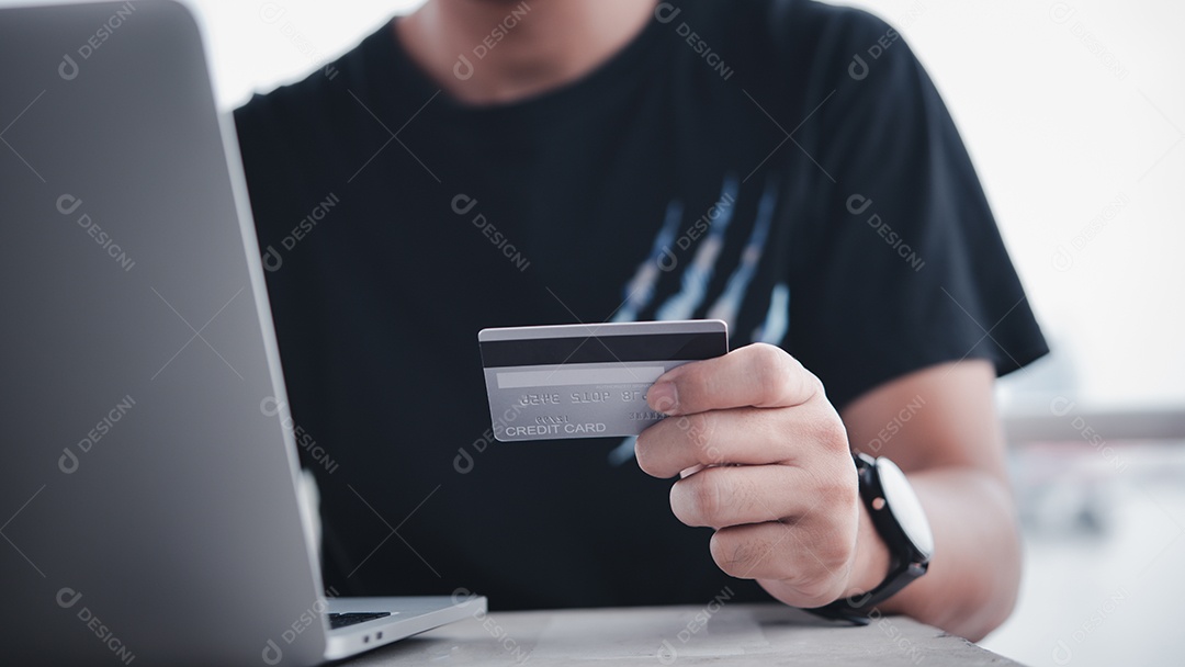 empresário usando cartão de crédito e laptop para fazer login no banco de internet Compras online comércio eletrônico