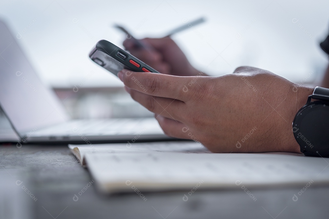 Mãos de homem segurando um cartão de crédito e usando telefone inteligente para fazer compras online