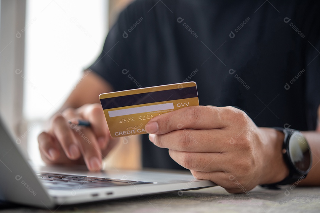 empresário usando cartão de crédito e laptop para fazer login no banco de internet Compras online comércio eletrônico