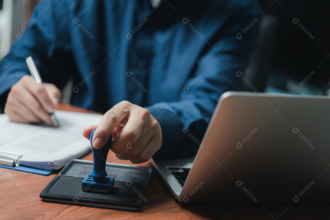 empresário com carimbo aprovado no contrato de documento ou advogado de papelada