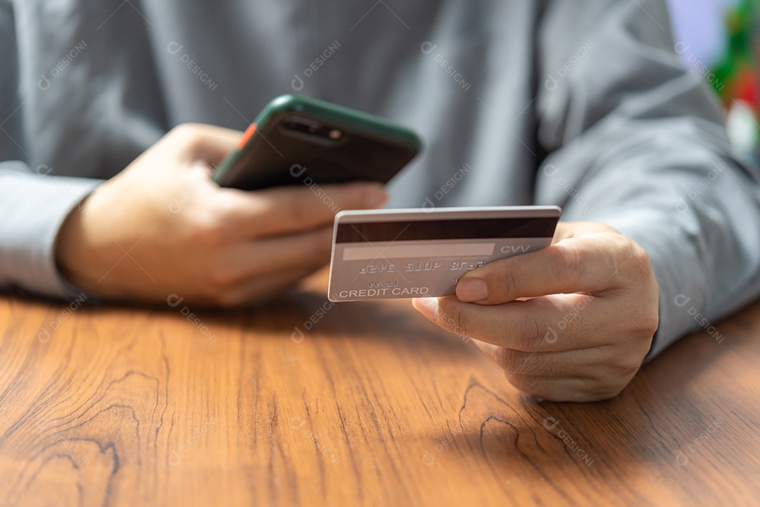 empresário usando cartão de crédito e laptop para fazer login no banco da Internet Compras on-line