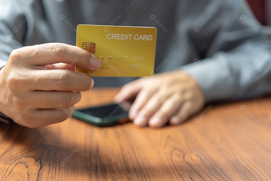 empresário usando cartão de crédito celular para fazer login no banco da Internet Compras on-line