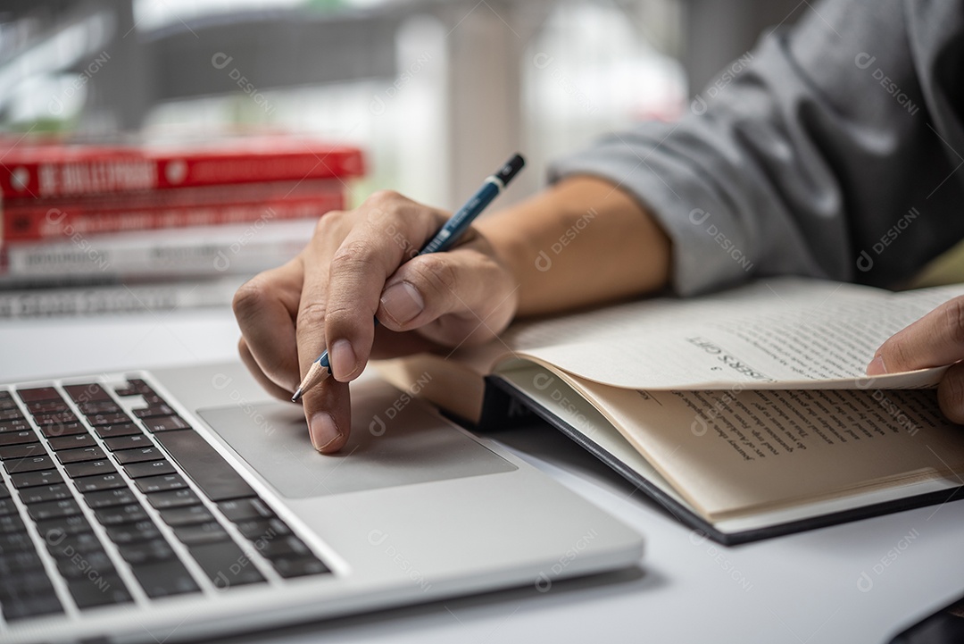 aprendendo aula on-line usando o computador portátil e escrevendo o caderno no local de trabalho Desenvolvimento educacional ou conceito de melhoria do conhecimento