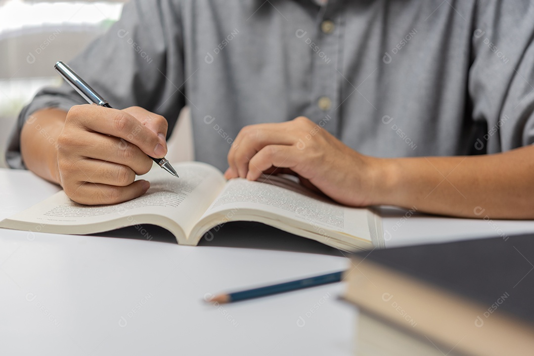 empresário lendo e escrevendo sobre livro educação estudando desenvolvimento de conhecimento e conceito de aprendizagem de cognição