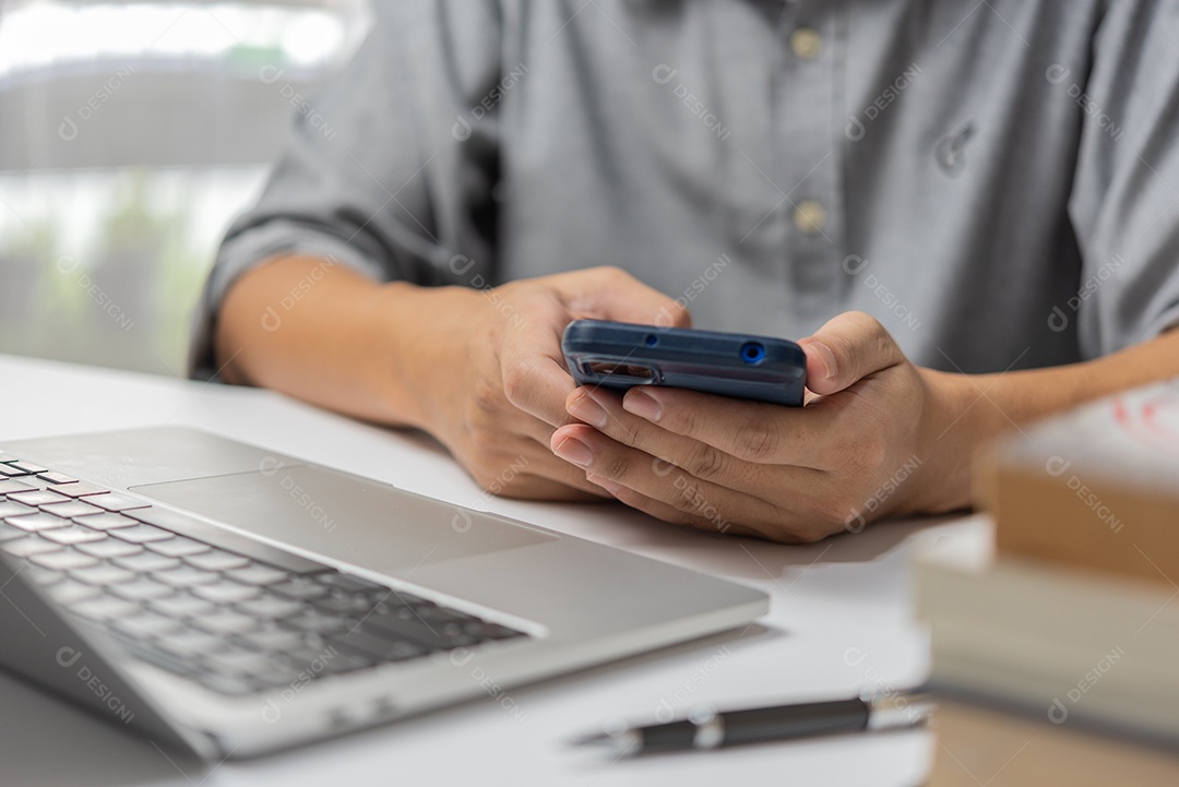 homem usando smartphone móvel em suas mãos