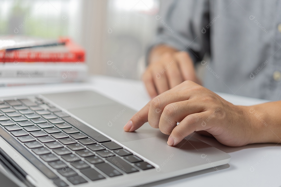 Empresário usando laptop na mesa do escritório