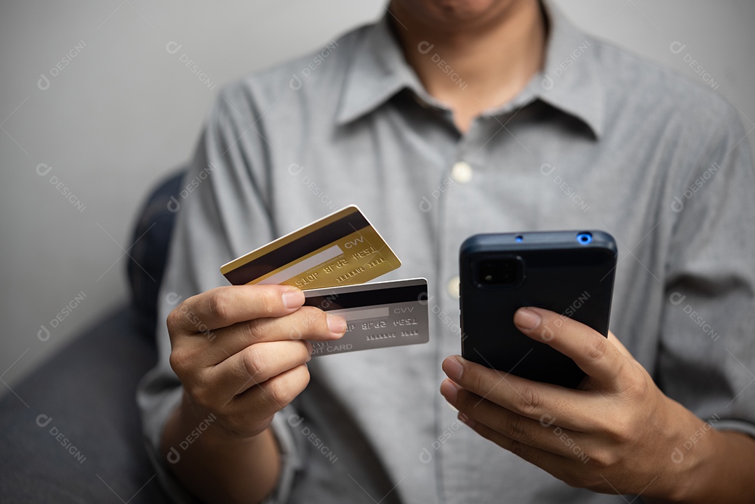 Homem usando smartphone para banco on-line ou compras e pagamento via cartão de crédito
