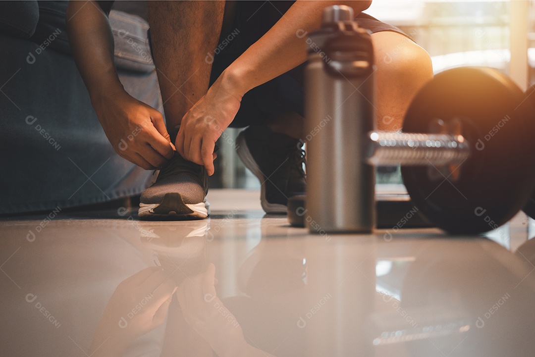 Motivação de aptidão e conceito de treinamento muscular Conceitos de rotina de exercícios em casa de exercícios e treinamento muscular saudável