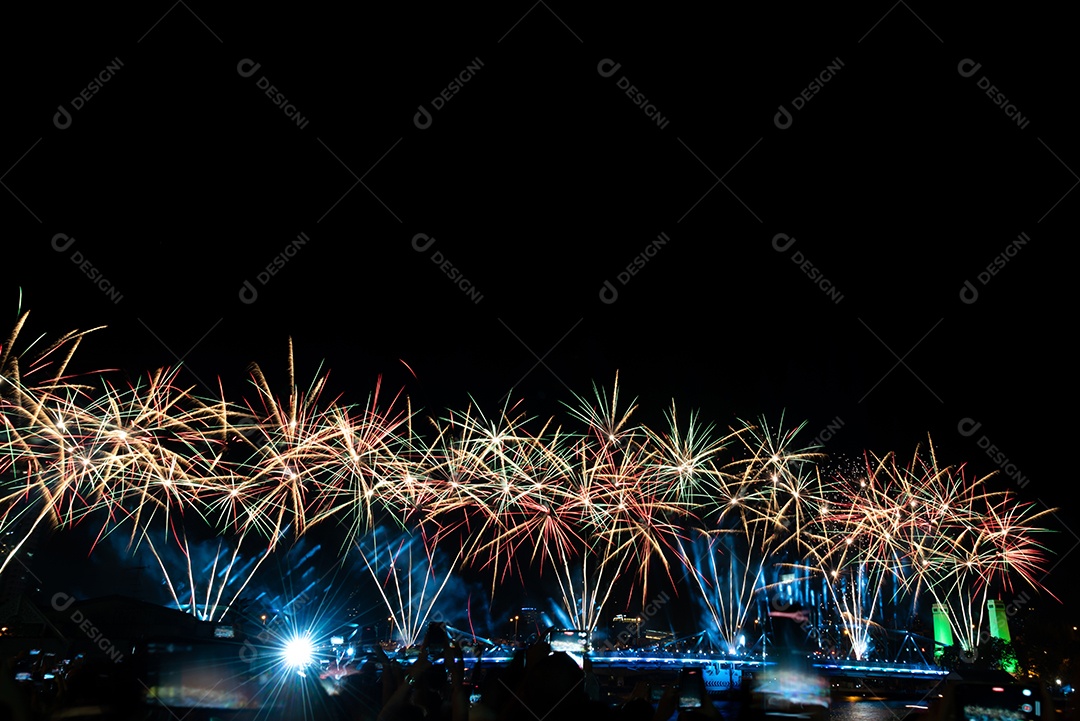 Fundo colorido abstrato do céu noturno do festival do ano novo do fogo de artifício