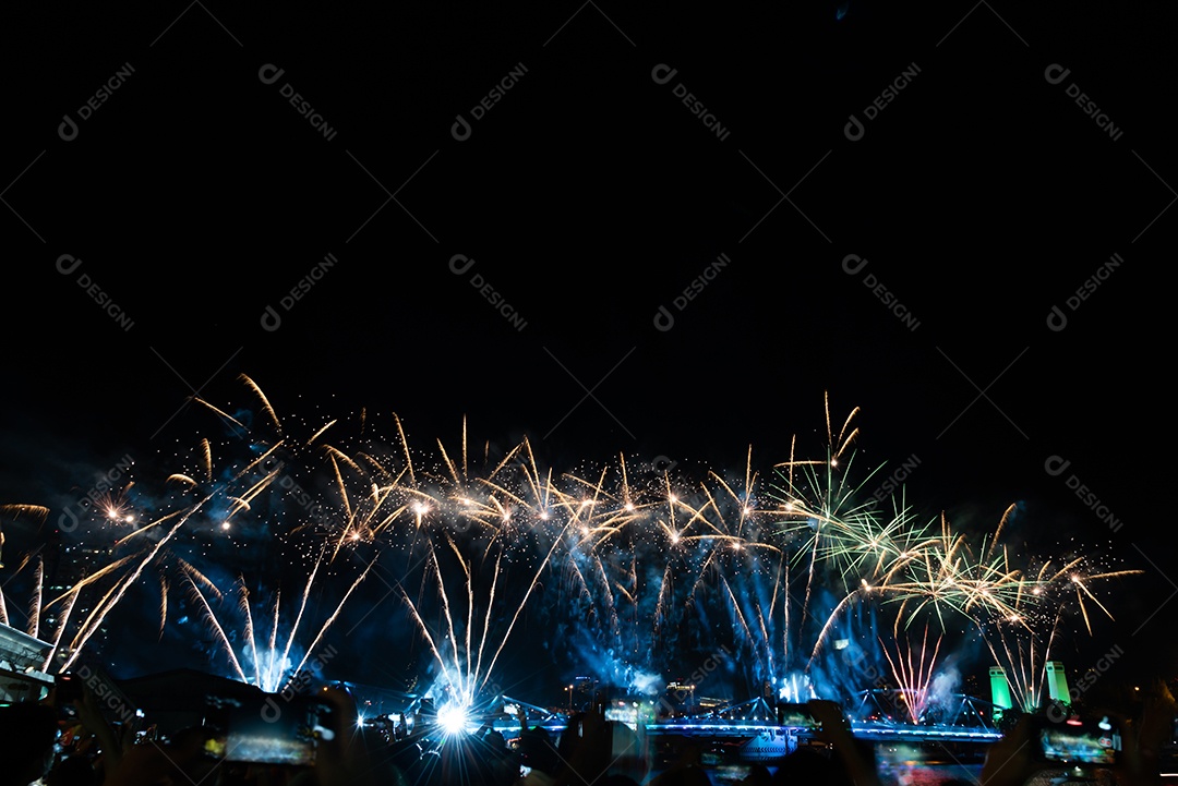 Fundo colorido abstrato do céu noturno do festival do ano novo do fogo de artifício