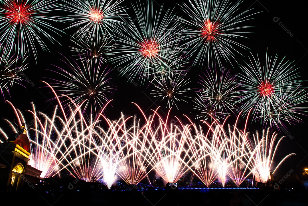 Fundo colorido abstrato do céu noturno do festival do ano novo do fogo de artifício