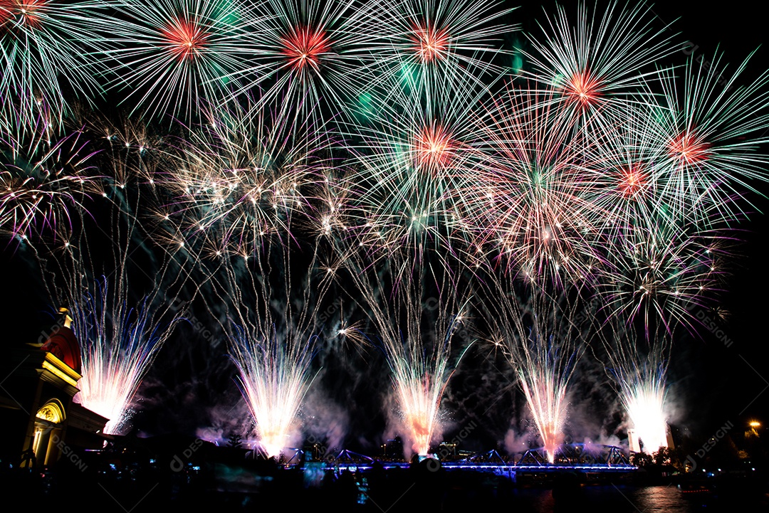 Fundo colorido abstrato do céu noturno do festival do ano novo do fogo de artifício