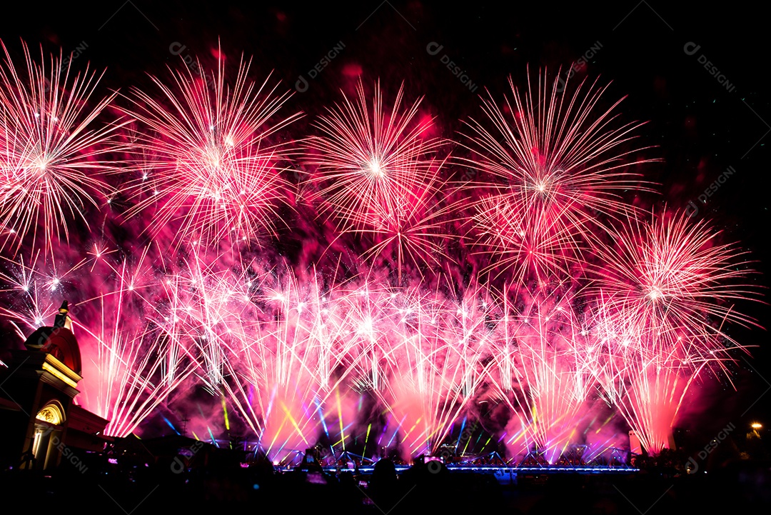 Fundo colorido abstrato do céu noturno do festival do ano novo do fogo de artifício