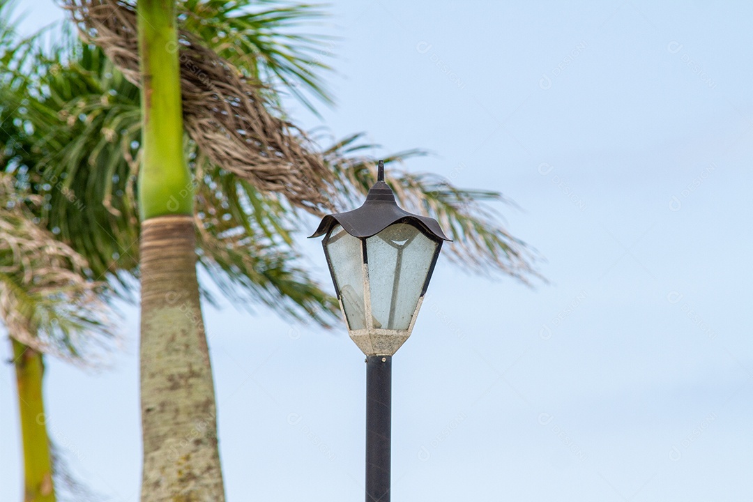 lustre antigo em uma praça no Rio de Janeiro.