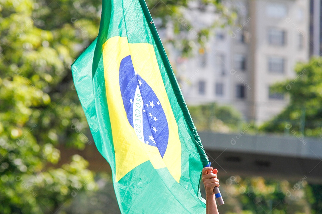 Bandeira do Brasil ao ar livre em um dia ensolarado no Rio de Janeiro, Brasil.