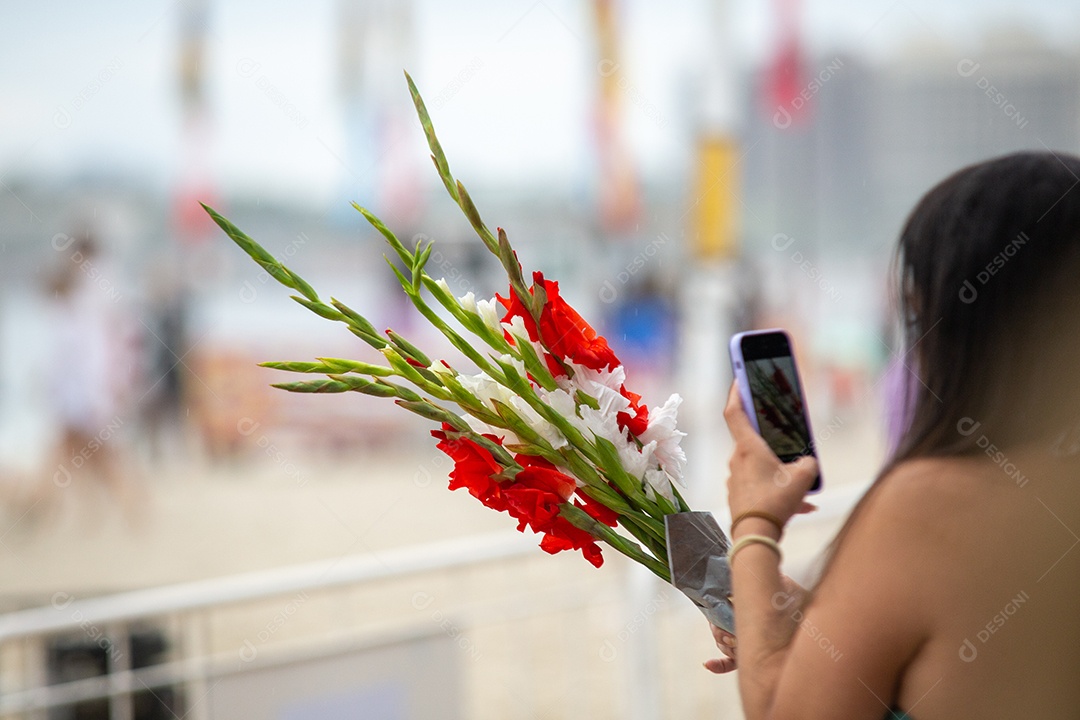 Flores em homenagem a Iemanjá, durante festa na praia de Copacabana.