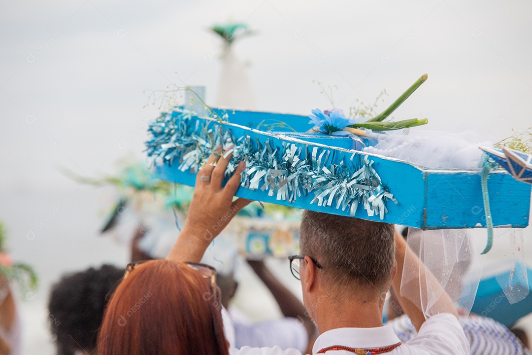 Barco com oferendas a iemanjá, durante festa na praia de Copacabana.