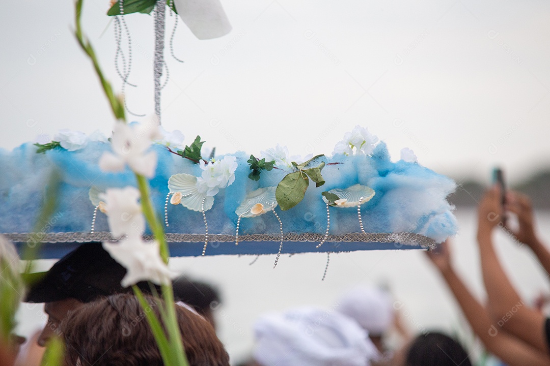 Flores em homenagem a Iemanjá, durante festa na praia de Copacabana.