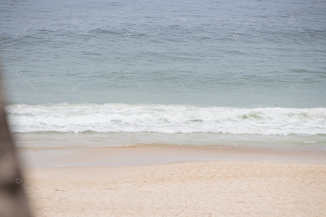 Praia vazia de Copacabana em um dia nublado no Rio de Janeiro.