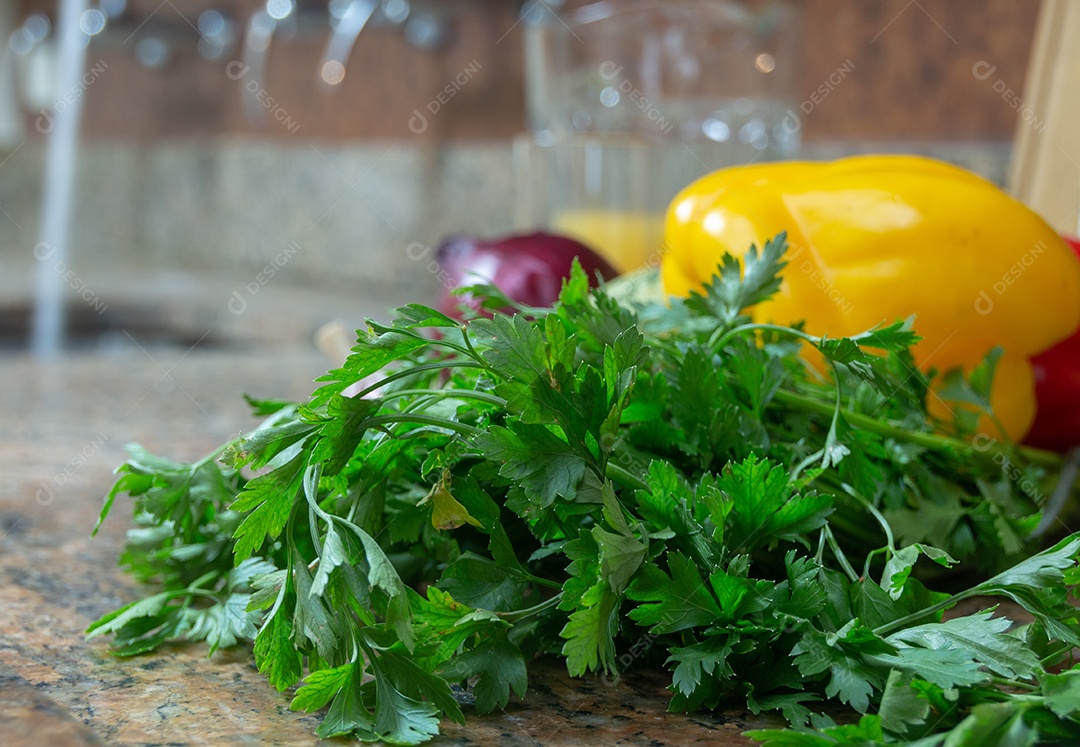 Legumes na mesa da cozinha no rio de janeiro.