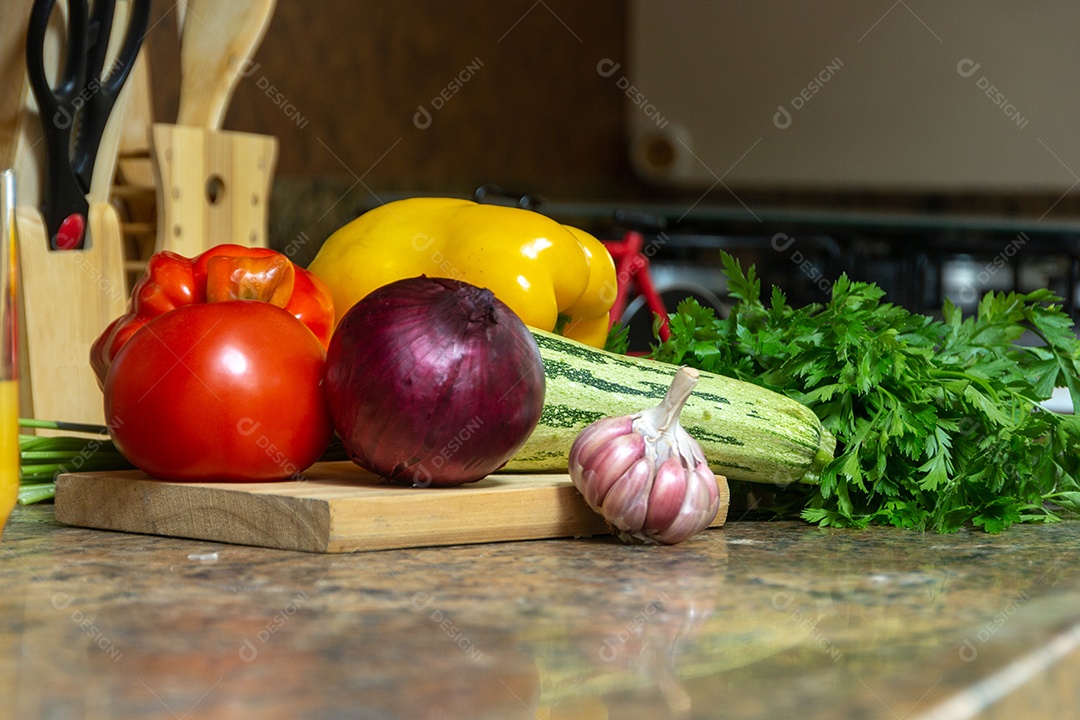 Legumes na mesa da cozinha no rio de janeiro.