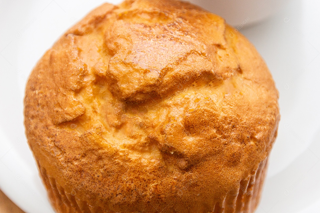 Bolo cupcake sabor laranja em um fundo branco no Rio de Janeiro.