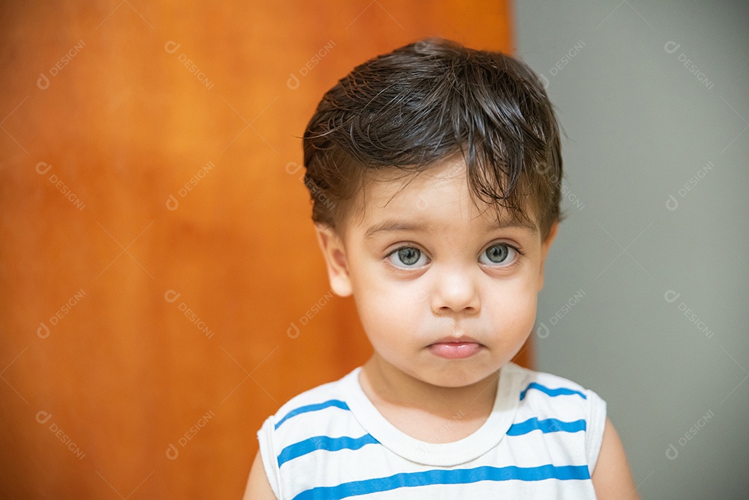 Bebê menino bonito - perto da porta