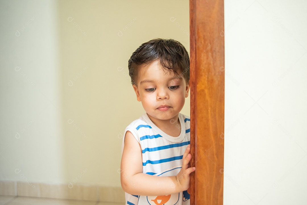 Bebê menino bonito - perto da porta