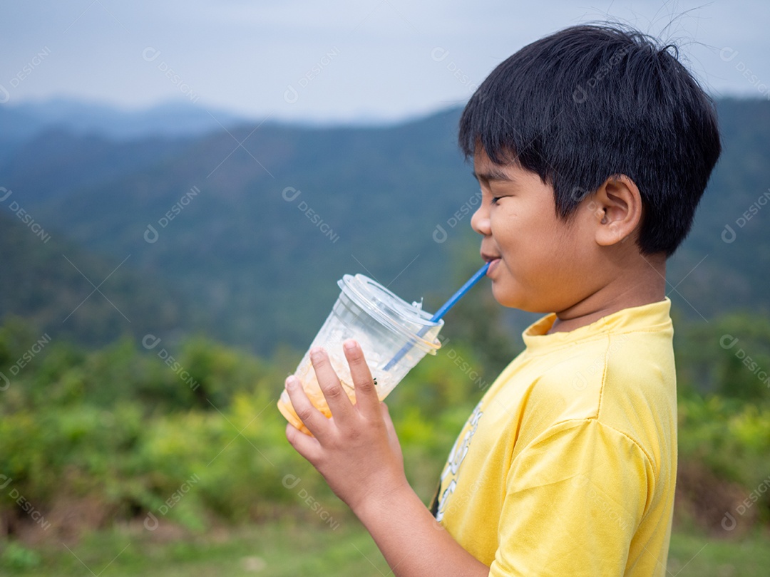 Menino tomando bebida com canudo