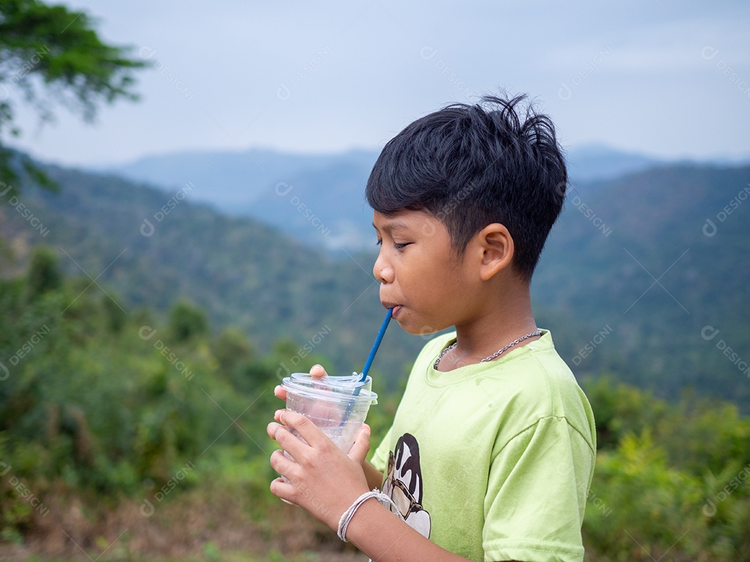 Menino tomando bebida com canudo